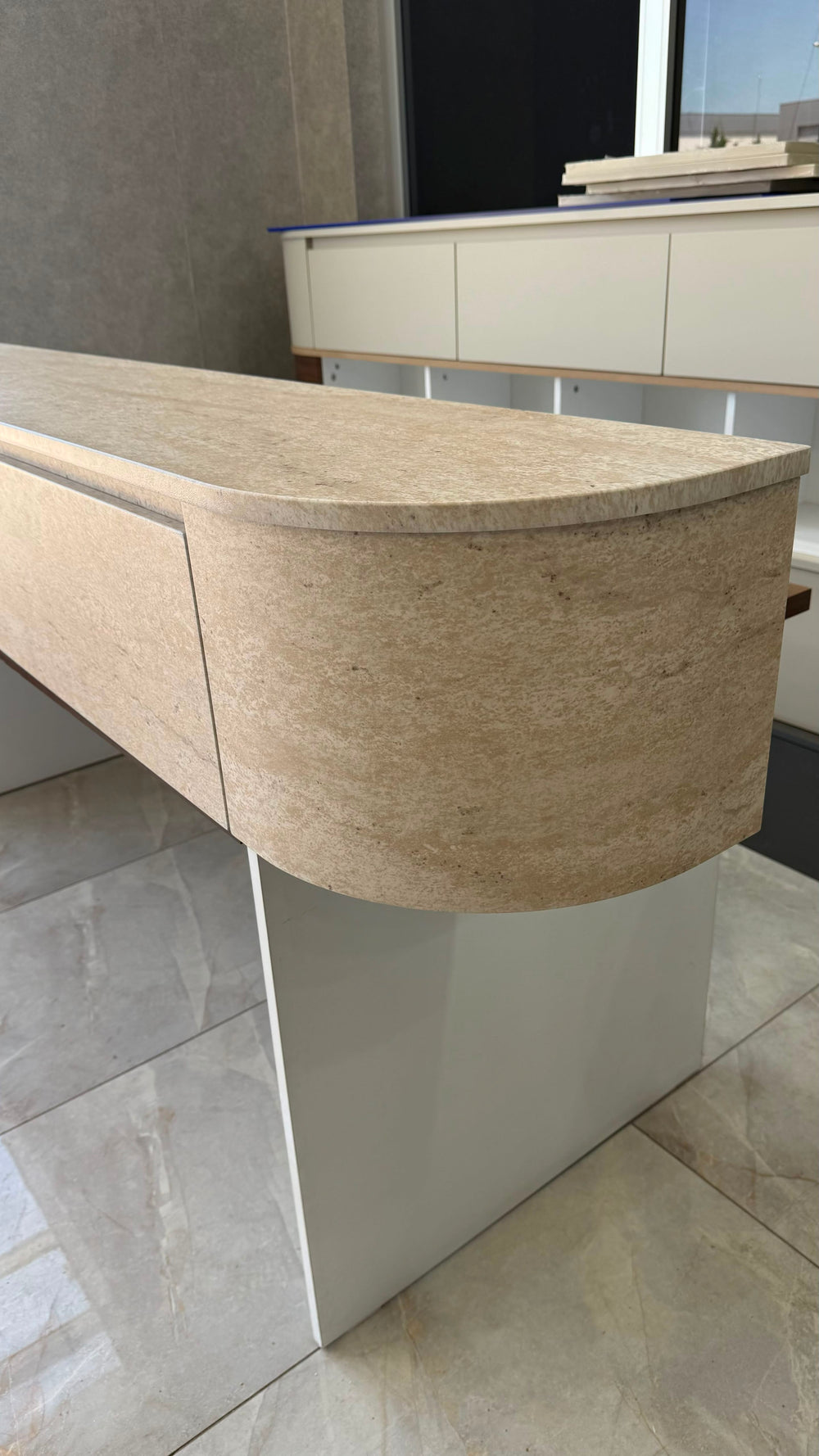 Voorbestellen Nieuw Japandi Tv Meubel Travertin - Curved Met Ledverlichting - Gebogen Zijkant