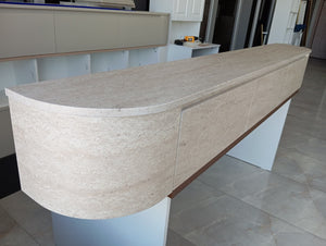Voorbestellen Nieuw Japandi Tv Meubel Travertin - Curved Met Ledverlichting - Gebogen Zijkant