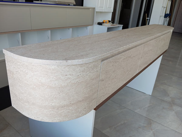 Voorbestellen Nieuw Japandi Tv Meubel Travertin - Curved Met Ledverlichting - Gebogen Zijkant
