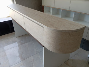 Voorbestellen Nieuw Japandi Tv Meubel Travertin - Curved Met Ledverlichting - Gebogen Zijkant