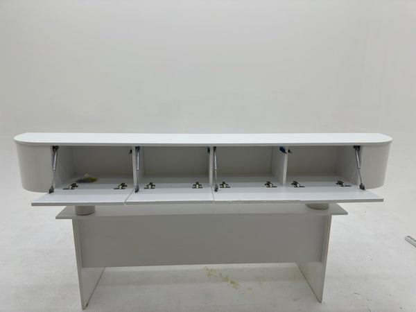 Japandi TV-Ständer mit LED-Beleuchtung – aus echtem MDF, nicht aus Spanplatte – mit abgerundeten Seiten. Wir haben ihn für Sie montiert.