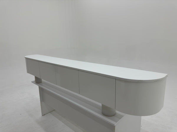 Japandi TV-Ständer mit LED-Beleuchtung – aus echtem MDF, nicht aus Spanplatte – mit abgerundeten Seiten. Wir haben ihn für Sie montiert.