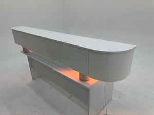 Japandi TV-Ständer mit LED-Beleuchtung – aus echtem MDF, nicht aus Spanplatte – mit abgerundeten Seiten. Wir haben ihn für Sie montiert.