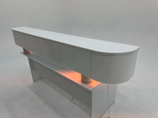 Japandi TV-Ständer mit LED-Beleuchtung – aus echtem MDF, nicht aus Spanplatte – mit abgerundeten Seiten. Wir haben ihn für Sie montiert.