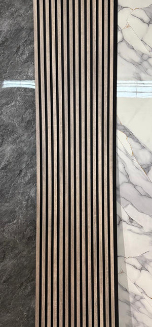 Lamellenwand, graues Nussbaumholz (Taupe) | 289 x 60 x 18 mm | Akustikwandpaneel mit Filz