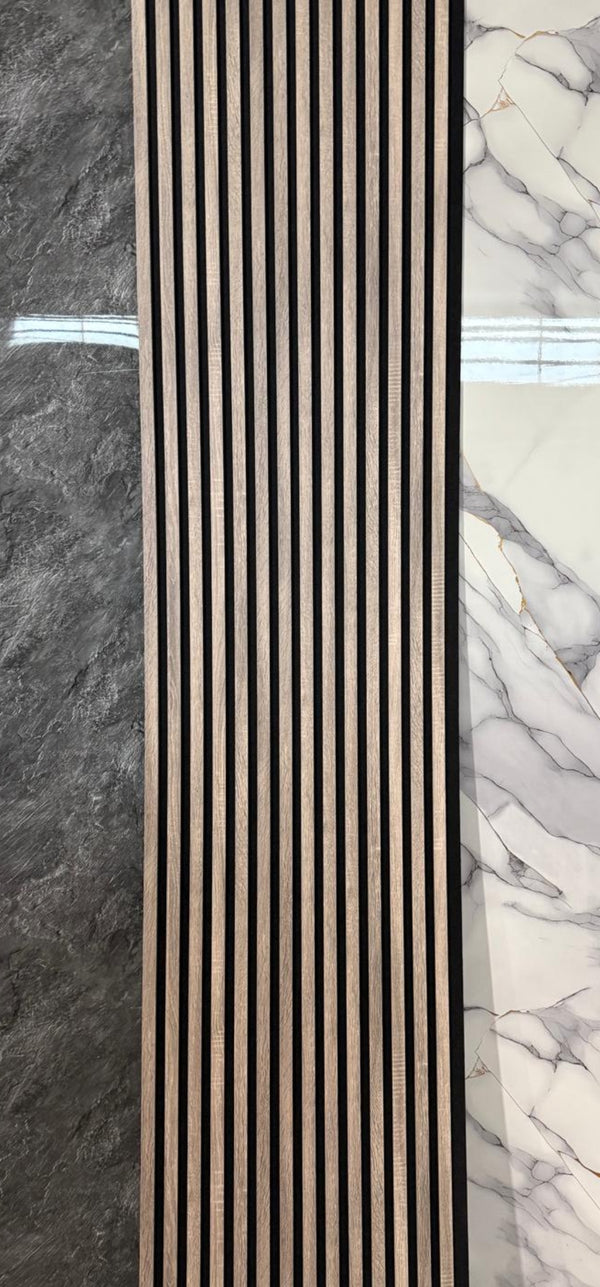 Lamellenwand, graues Nussbaumholz (Taupe) | 289 x 60 x 18 mm | Akustikwandpaneel mit Filz