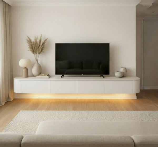 Japandi TV-Ständer mit LED-Beleuchtung – aus echtem MDF, nicht aus Spanplatte – mit abgerundeten Seiten. Wir haben ihn für Sie montiert.